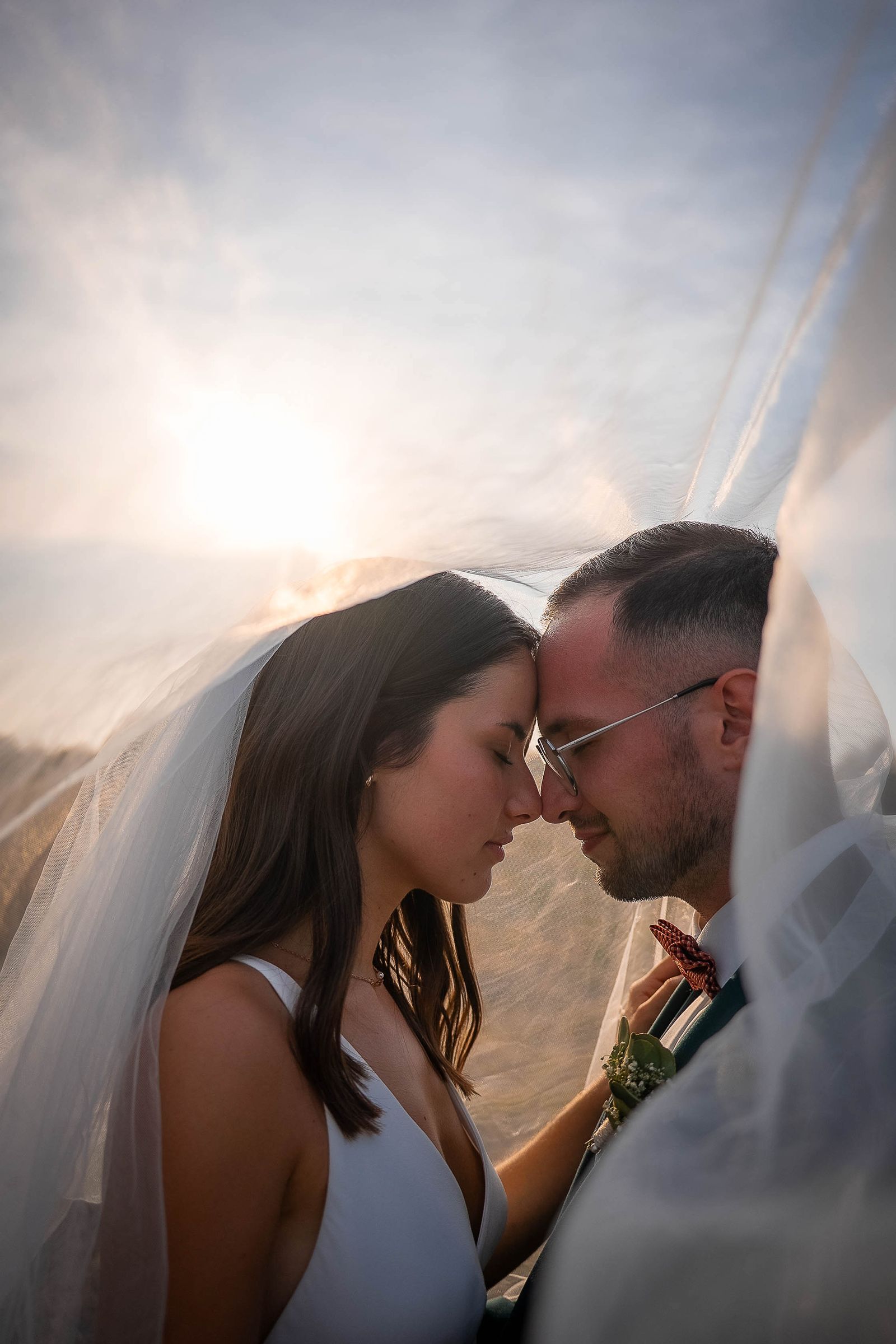 Photographe mariage Perpignan — couple de mariés au coucher du soleil dans les Pyrénées-Orientales