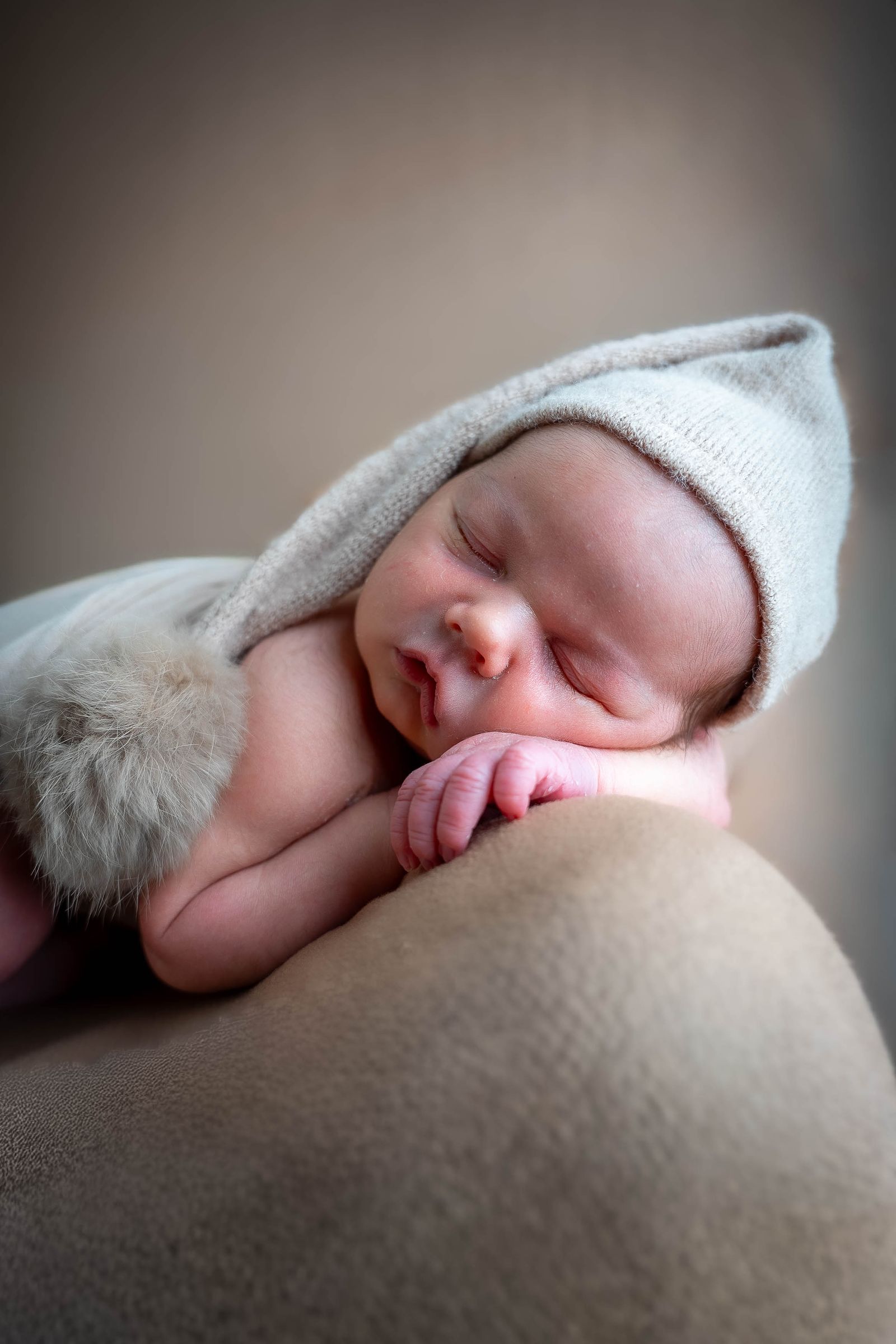 Photographe naissance Perpignan — nouveau-né endormi dans une couverture douce